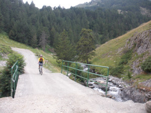 Pasando sobre el río Noguera Pallaresa